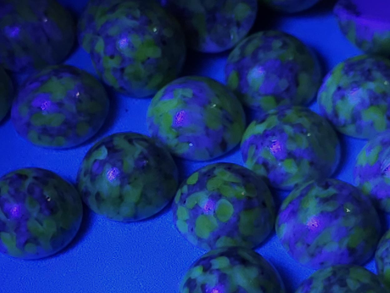 Uranium glass infused cabochons - round - 10 mm