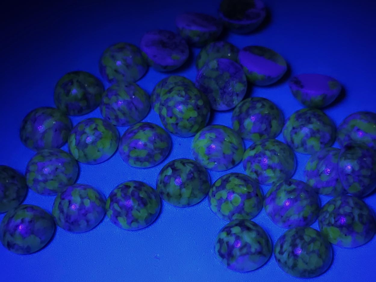 Uranium glass infused cabochons - round - 10 mm