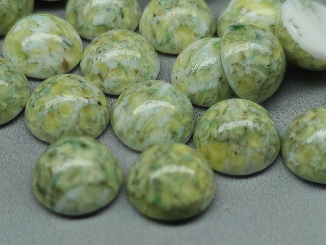Uranium glass infused cabochons - round - 10 mm