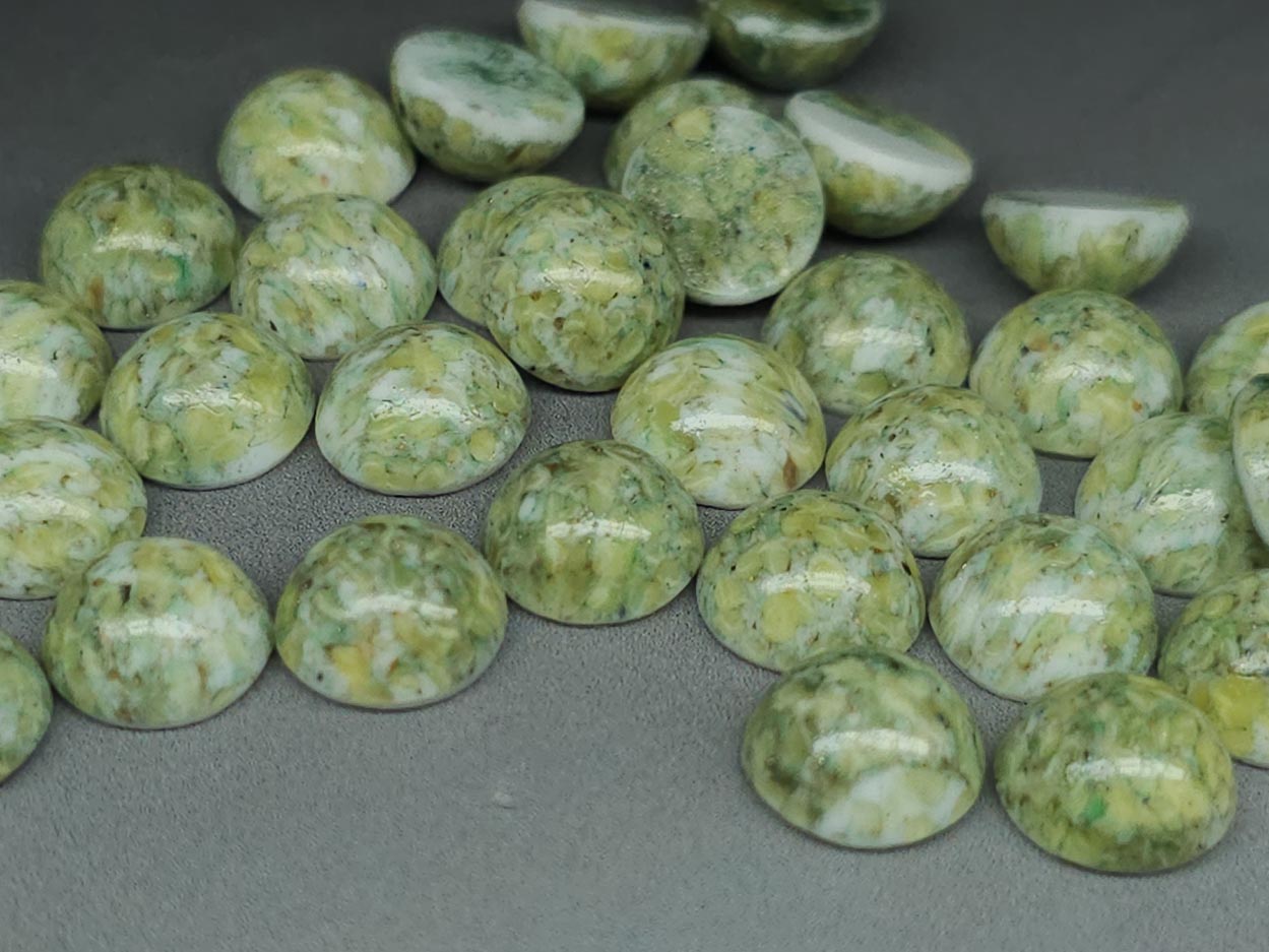 Uranium glass infused cabochons - round - 10 mm