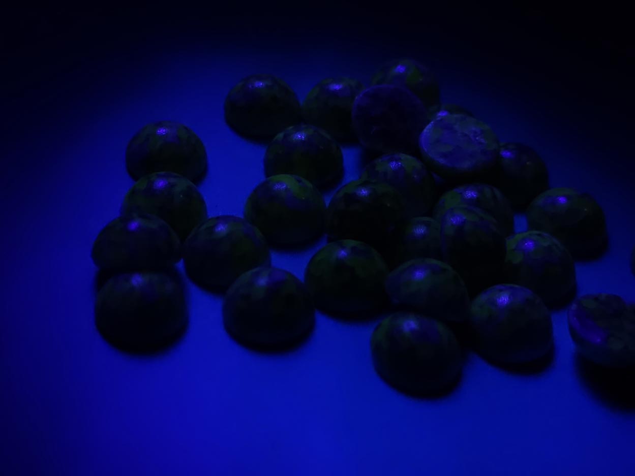 Uranium glass infused cabochons - round - 10 mm