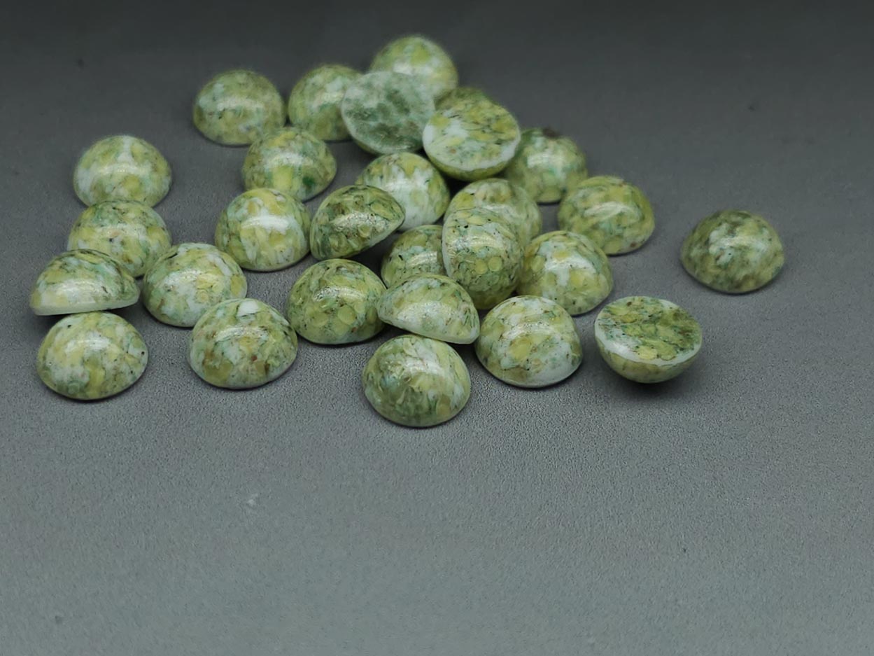 Uranium glass infused cabochons - round - 10 mm