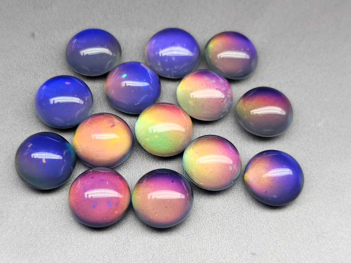 Mood stone - round - 10 mm - colour change cabochon