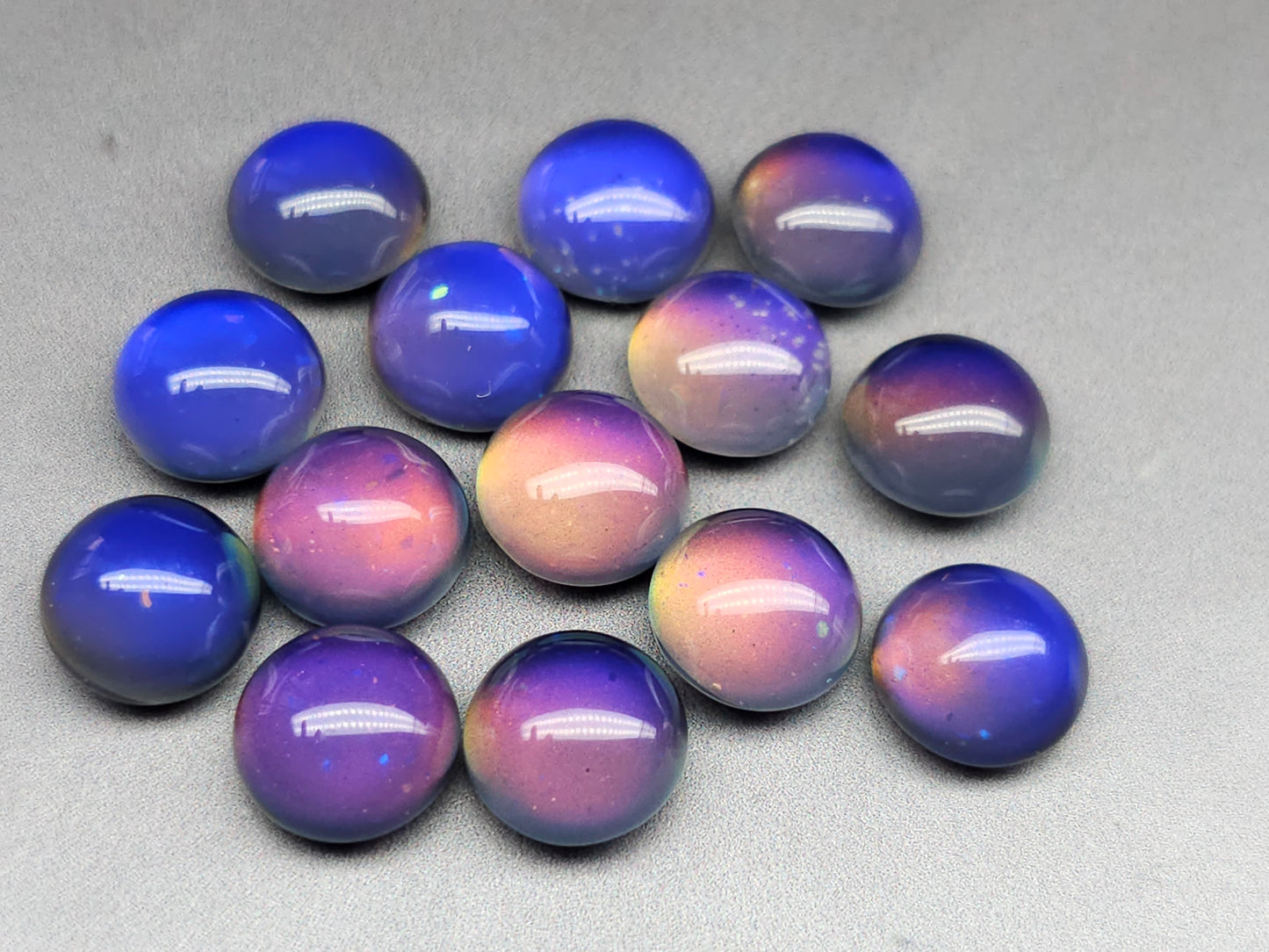 Mood stone - round - 10 mm - colour change cabochon
