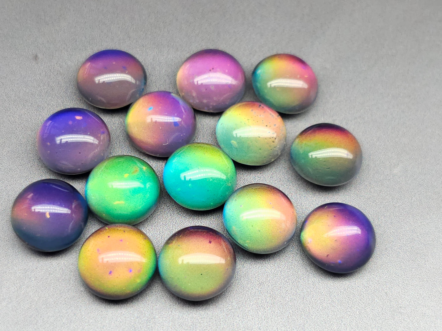 Mood stone - round - 10 mm - colour change cabochon