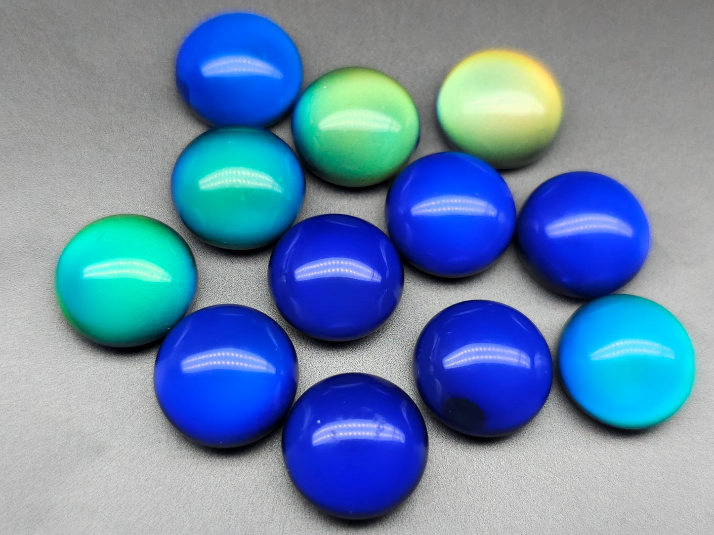 Mood stone - round - 14 mm - colour change cabochon