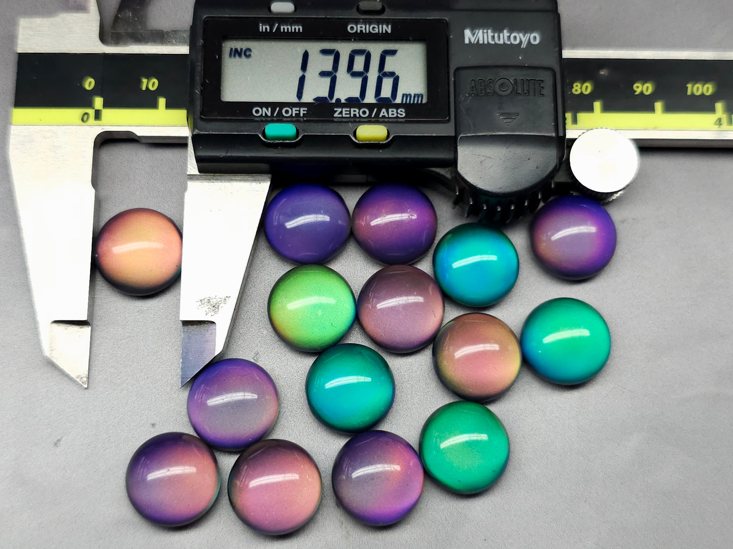 Mood stone - round - 14 mm - colour change cabochon