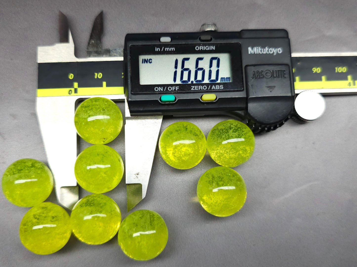 Uranium glass - Sphere/Orb - phosphorescent - 16 mm