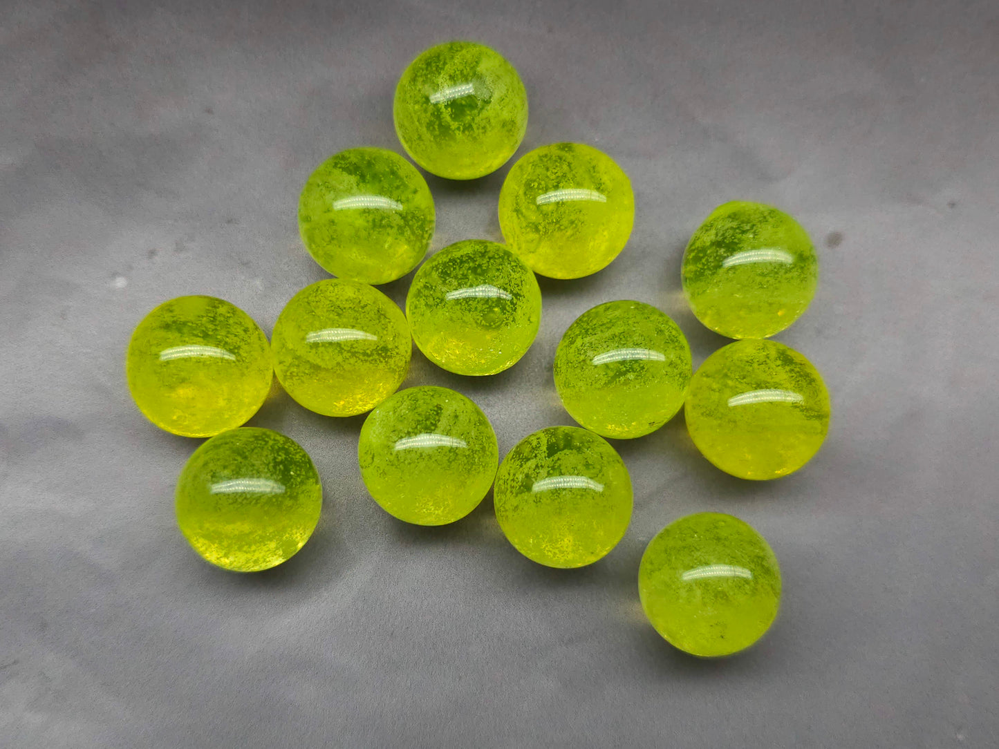 Uranium glass - Sphere/Orb - phosphorescent - 16 mm