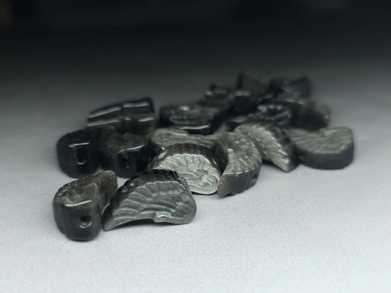 Obsidian - silver - wing carving - 19 mm
