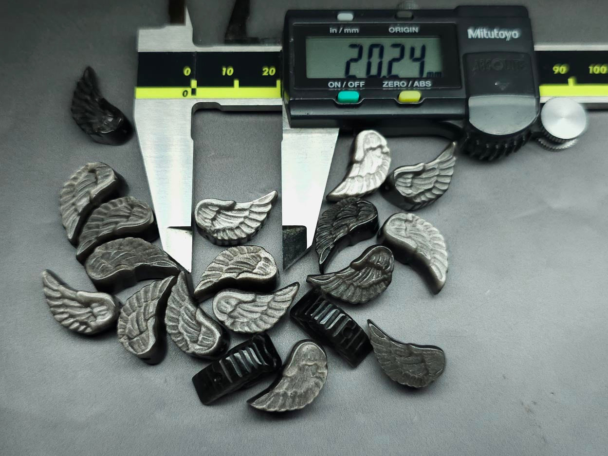Obsidian - silver - wing carving - 19 mm