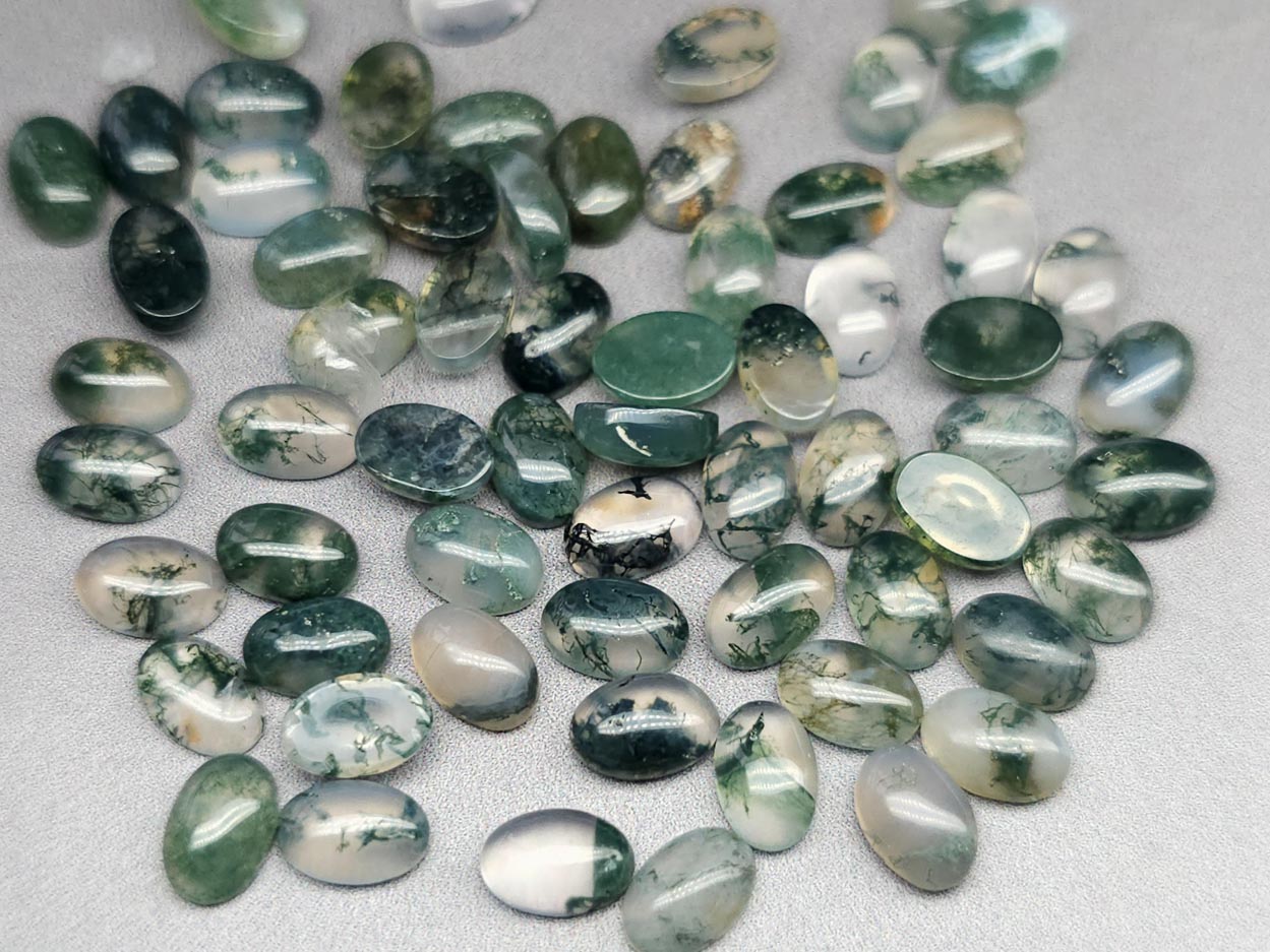 Moss agate cabochon - 6 mm - oval