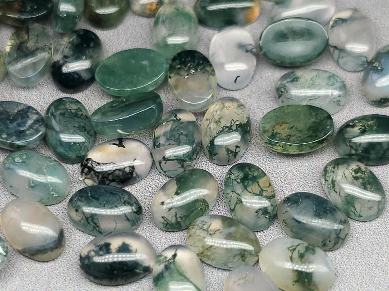 Moss agate cabochon - 6 mm - oval