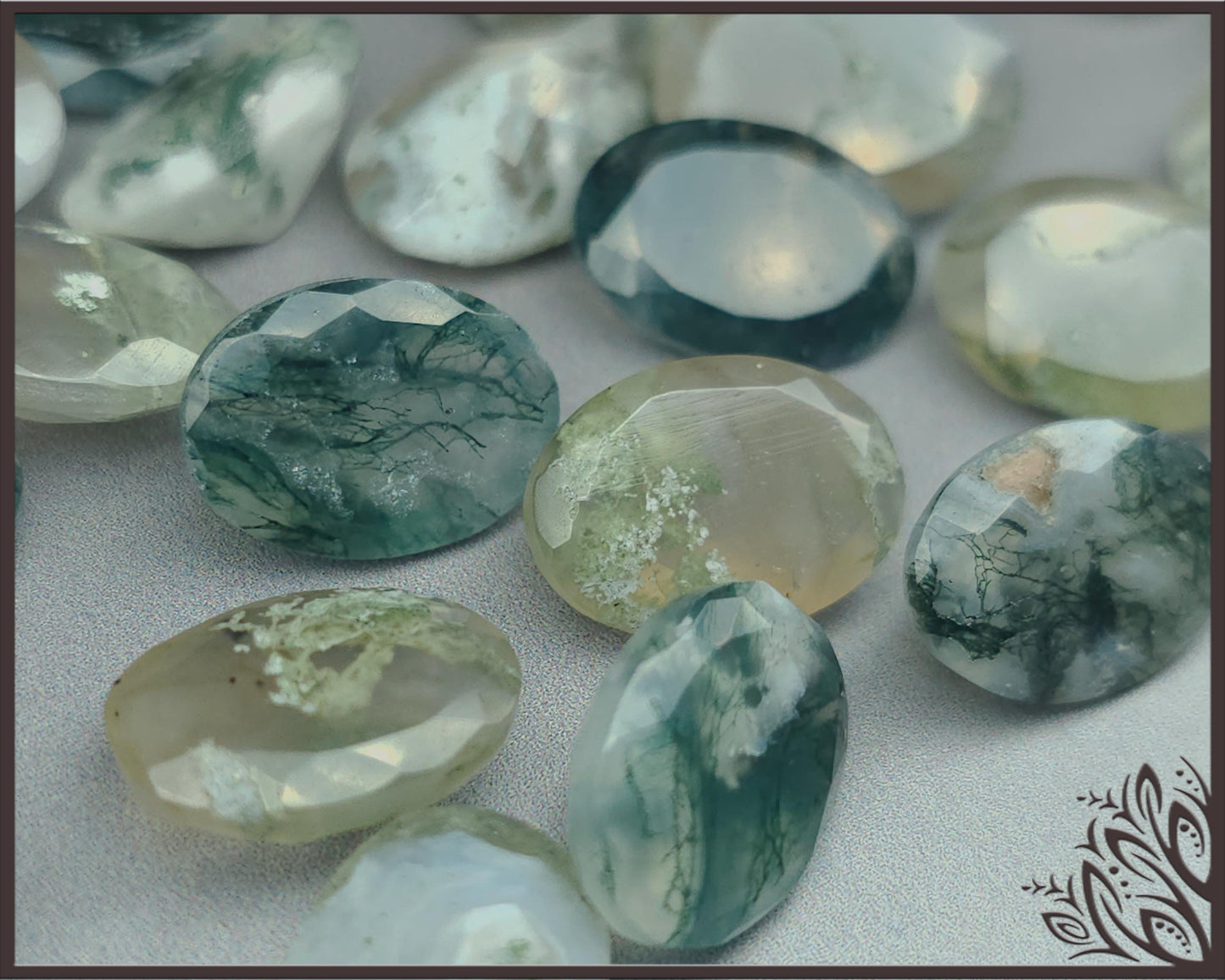 Moss agate oval cabochon - 12 mm.