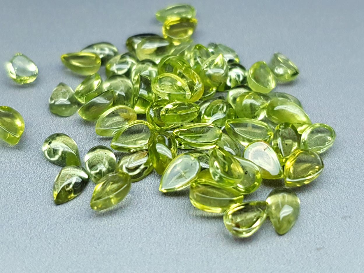 Peridot cabochon - pear - 6 mm