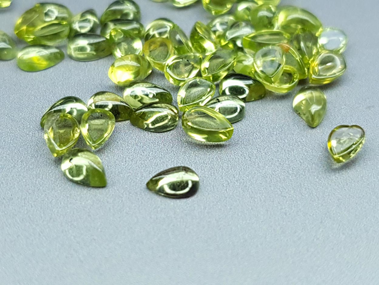 Peridot cabochon - pear - 6 mm