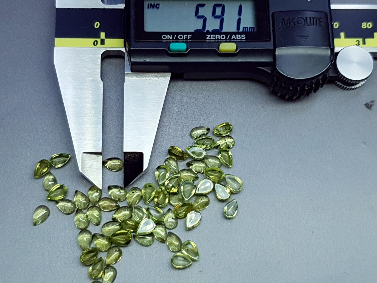 Peridot cabochon - pear - 6 mm