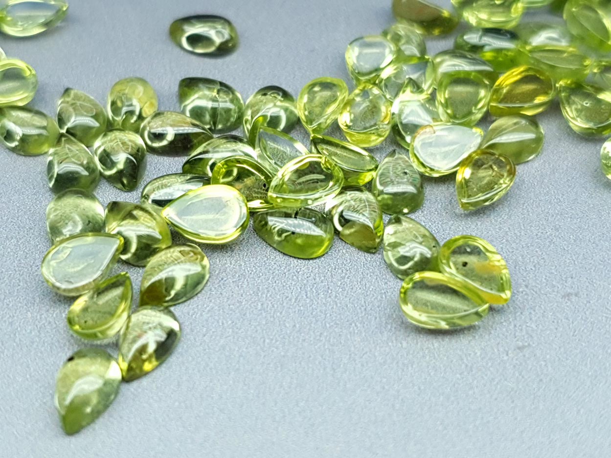 Peridot cabochon - pear - 6 mm