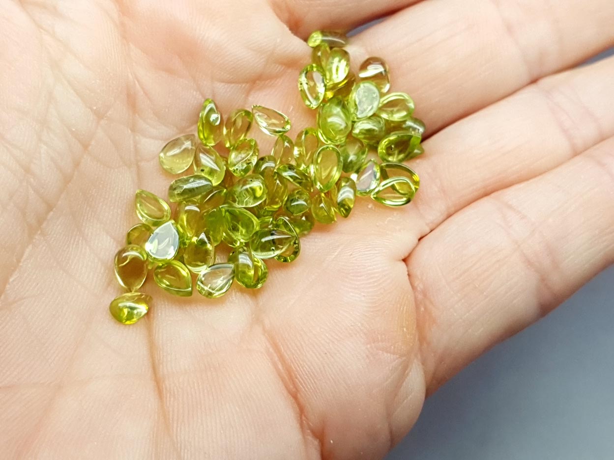 Peridot cabochon - pear - 6 mm