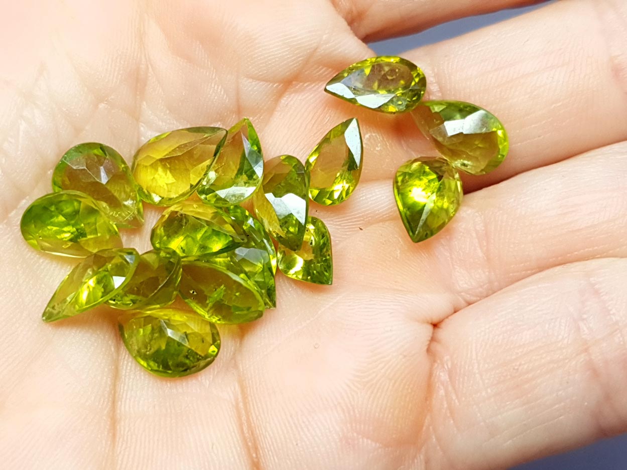 Peridot - faceted pear - 10 - 12 mm