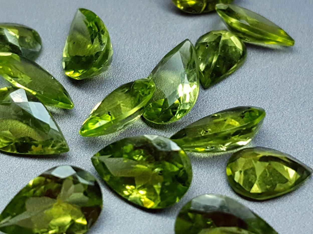 Peridot - faceted pear - 10 - 12 mm