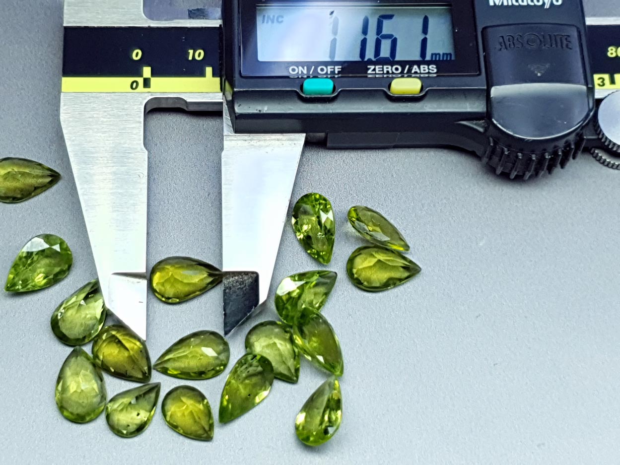 Peridot - faceted pear - 10 - 12 mm