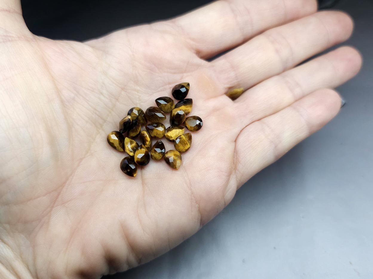 Tigers eye - faceted pear - 8 mm