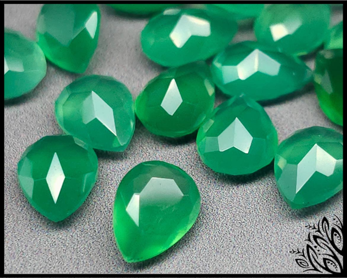 Green onyx faceted pear 8 mm
