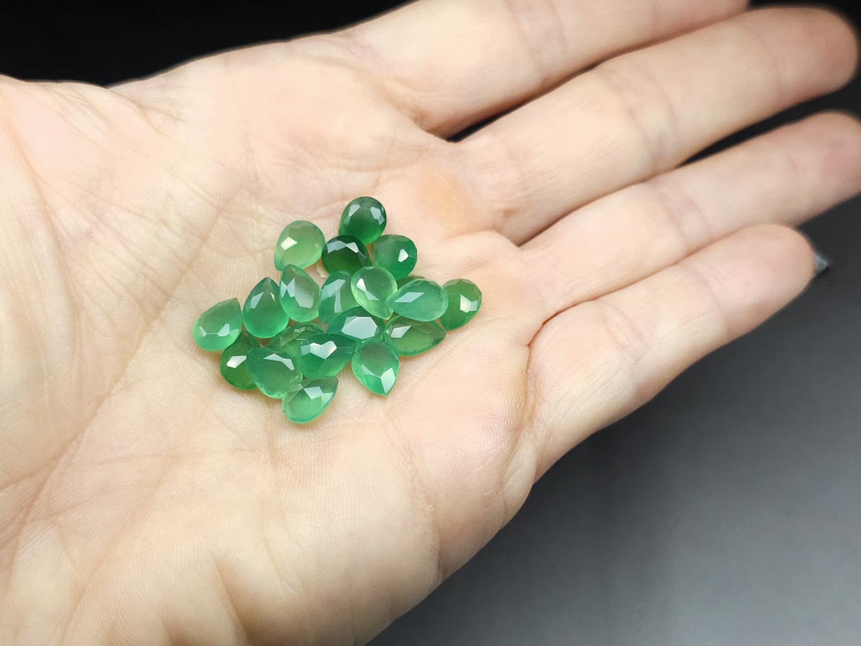 Green onyx - faceted pear - 8 mm