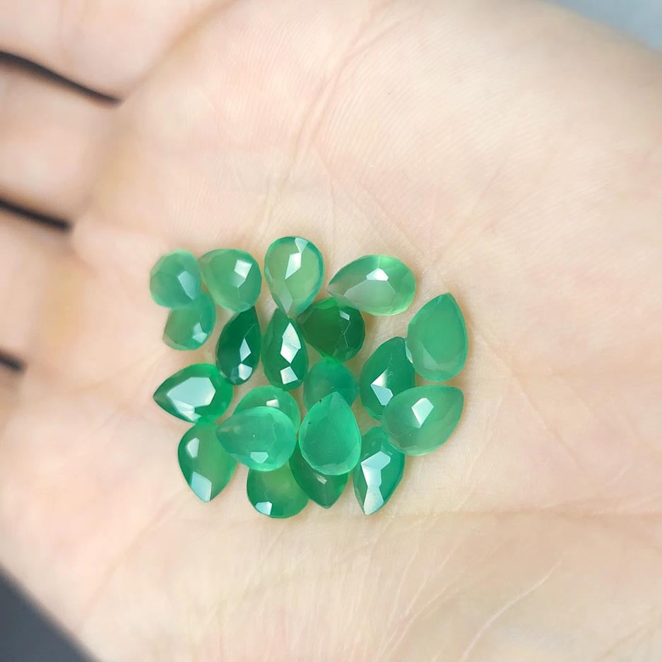 Green onyx - faceted pear - 8 mm
