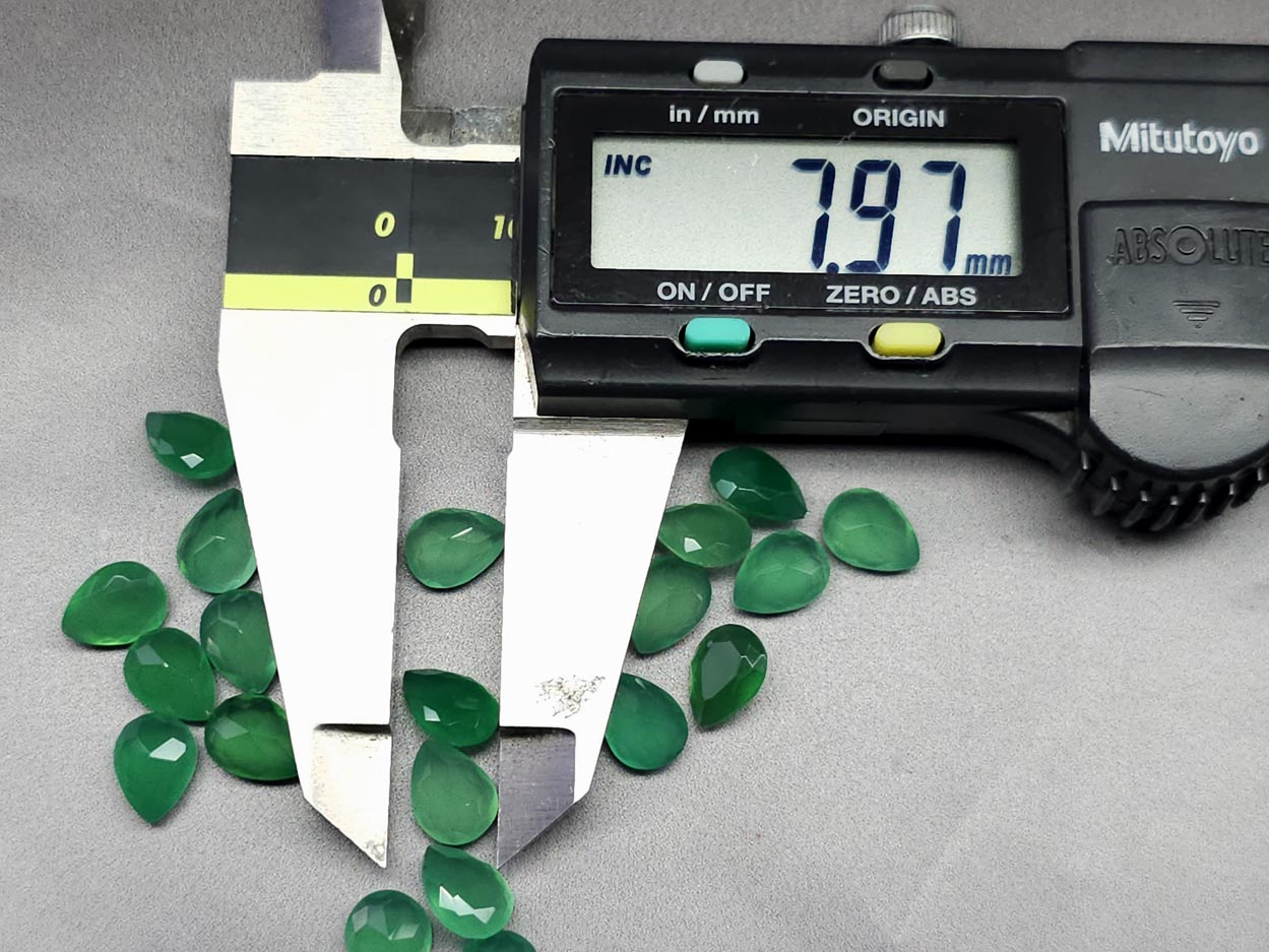 Green onyx - faceted pear - 8 mm