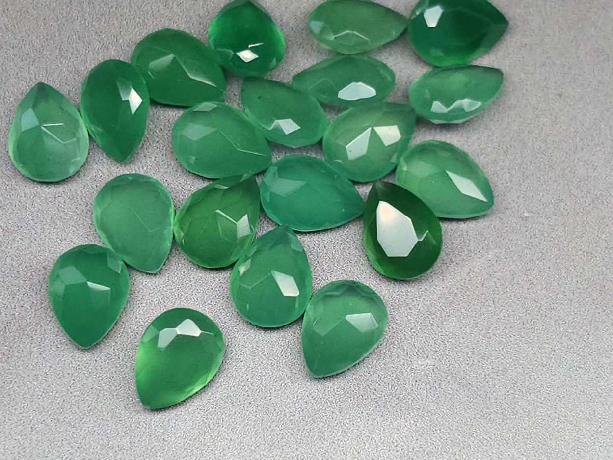 Green onyx - faceted pear - 8 mm
