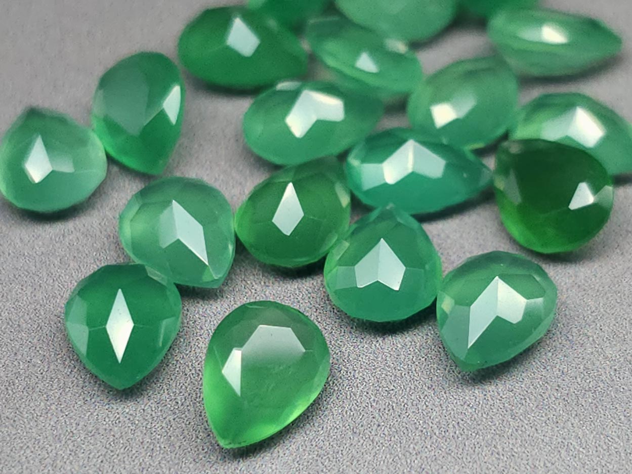 Green onyx - faceted pear - 8 mm