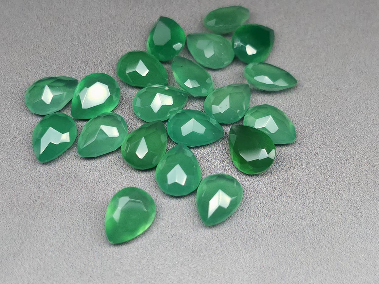 Green onyx - faceted pear - 8 mm