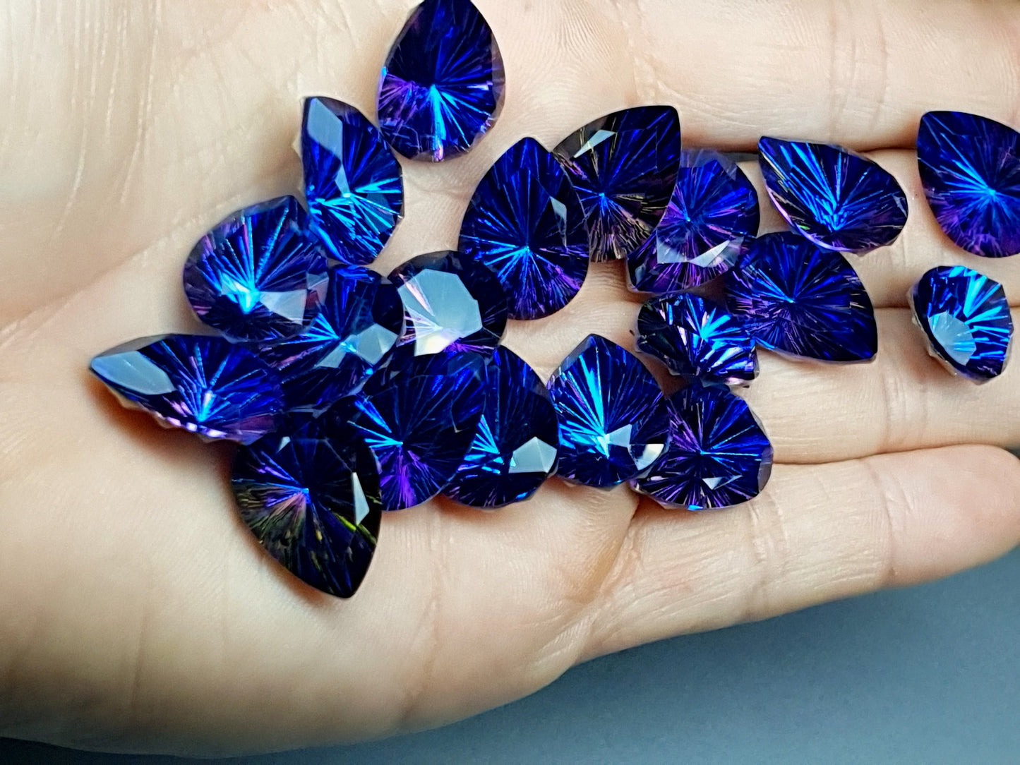 Glass crystal - Pear - 18 mm - AB Blue starburst