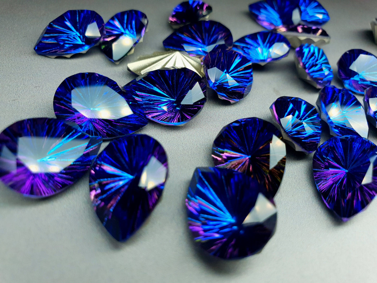 Glass crystal - Pear - 18 mm - AB Blue starburst