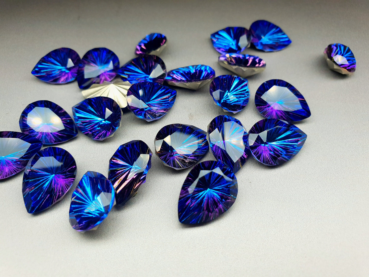 Glass crystal - Pear - 18 mm - AB Blue starburst