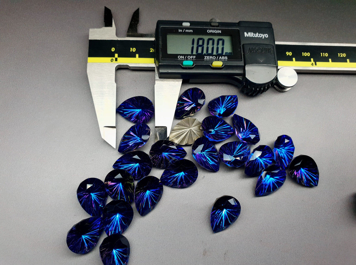 Glass crystal - Pear - 18 mm - AB Blue starburst