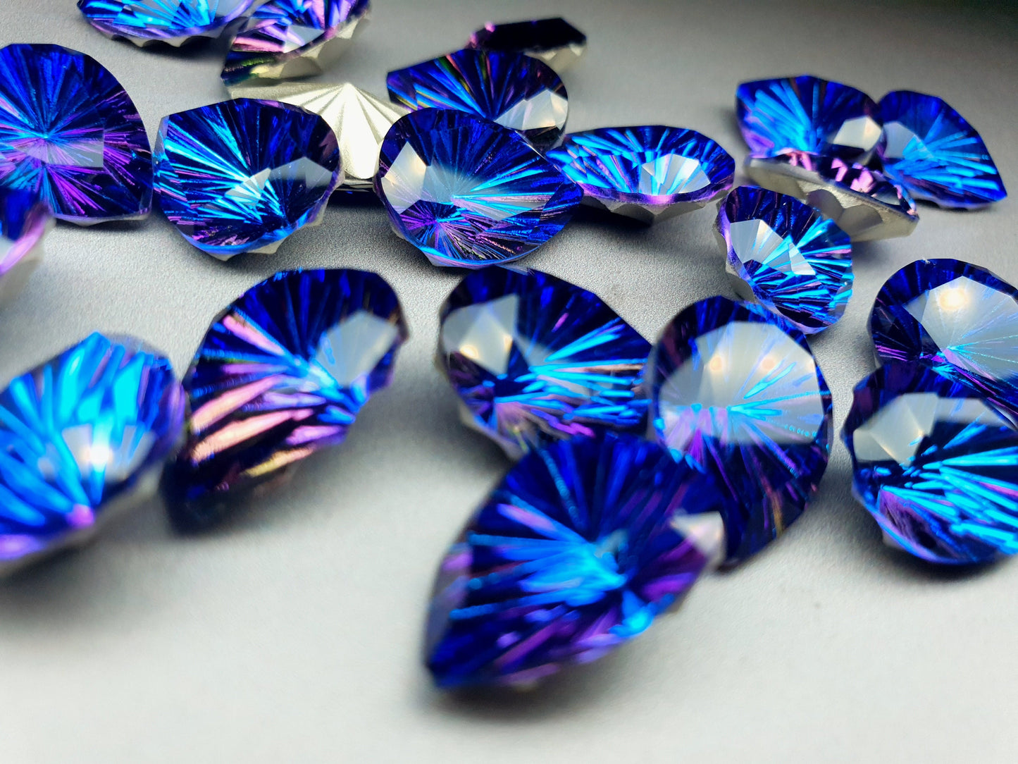 Glass crystal - Pear - 18 mm - AB Blue starburst