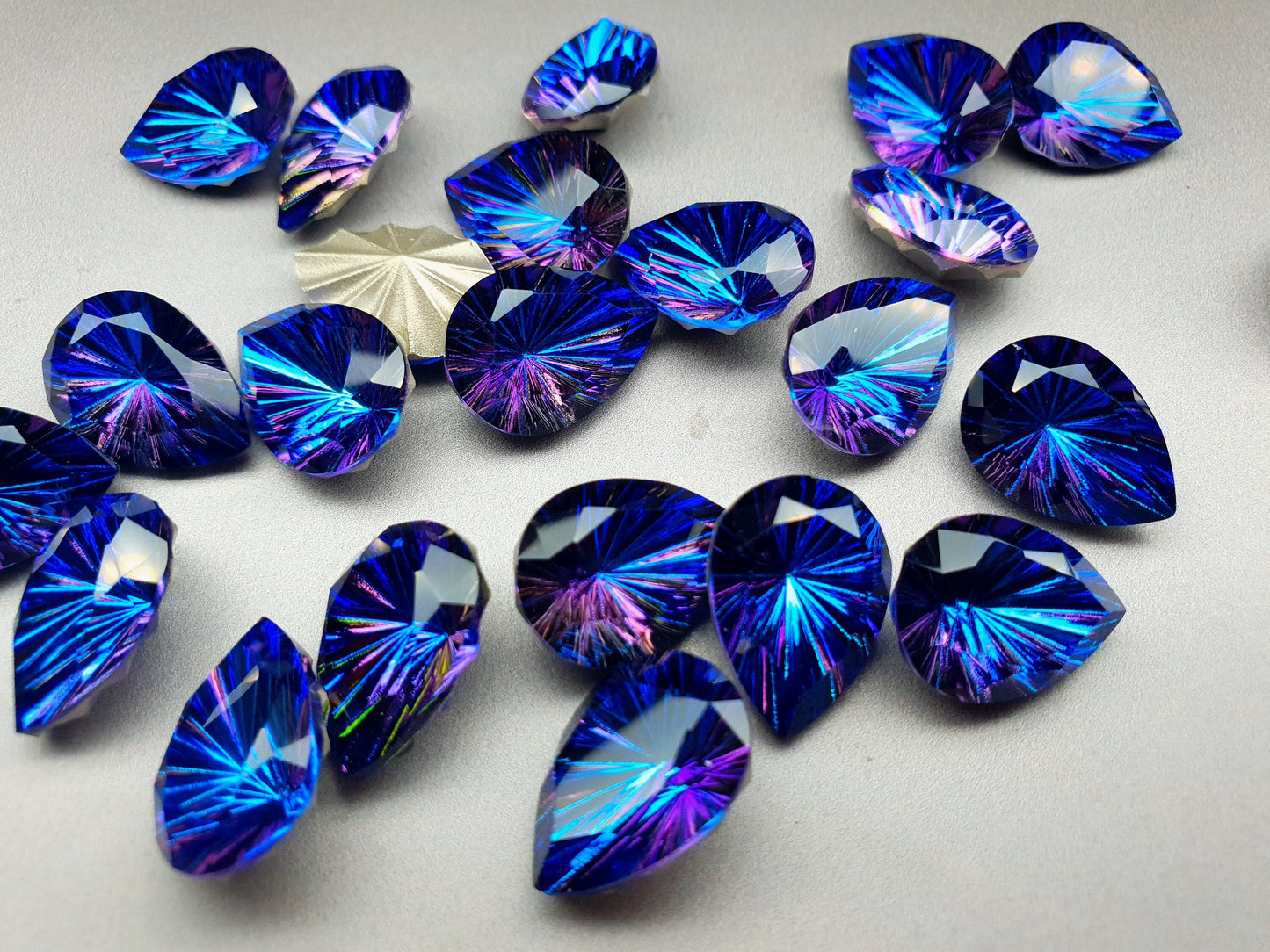 Glass crystal - Pear - 18 mm - AB Blue starburst