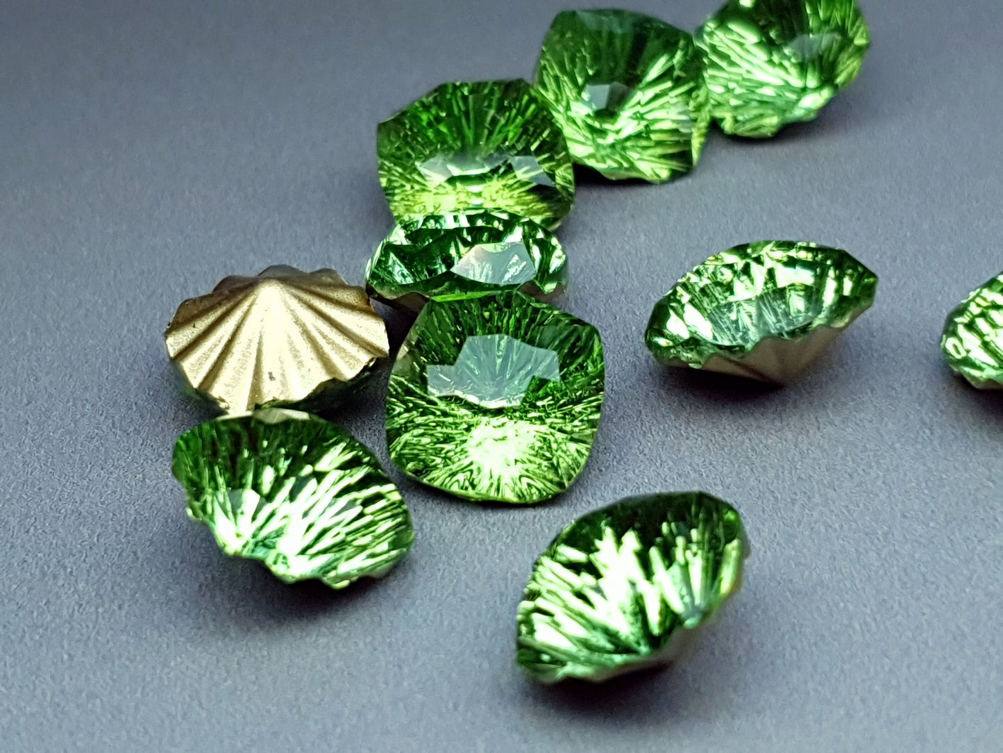 Glass crystal - square - 10 mm - solid green starburst