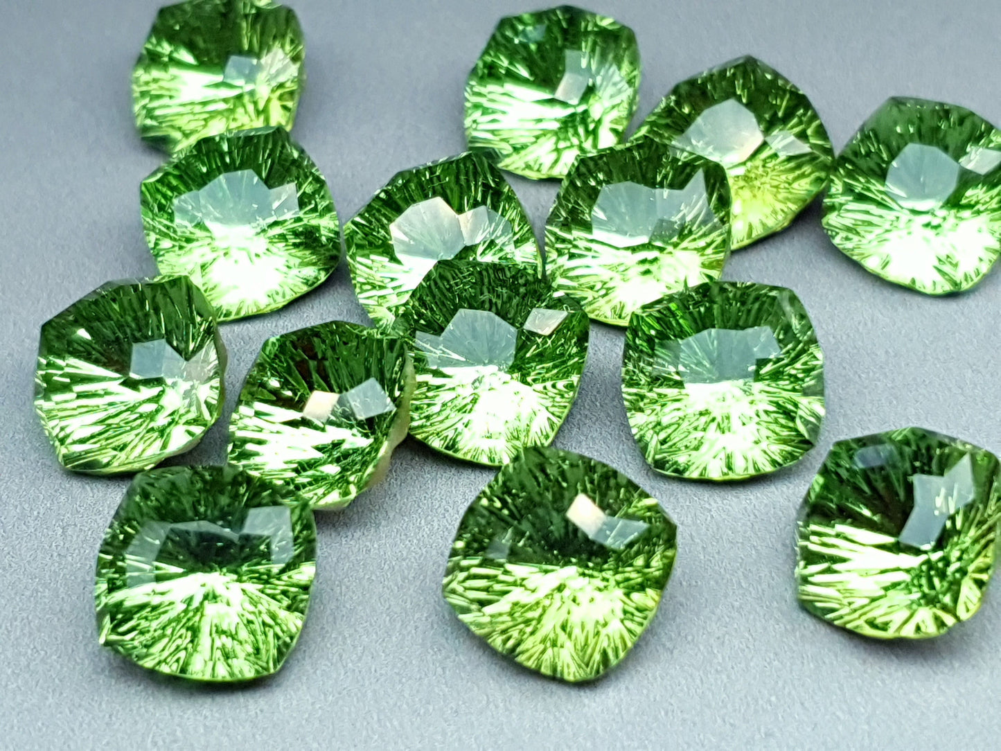 Glass crystal - square - 10 mm - solid green starburst
