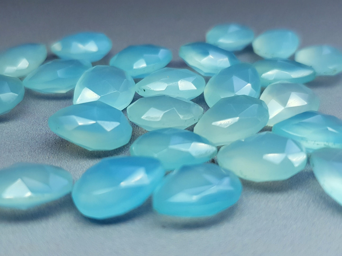 Chalcedony - Pear - 11 mm - blue