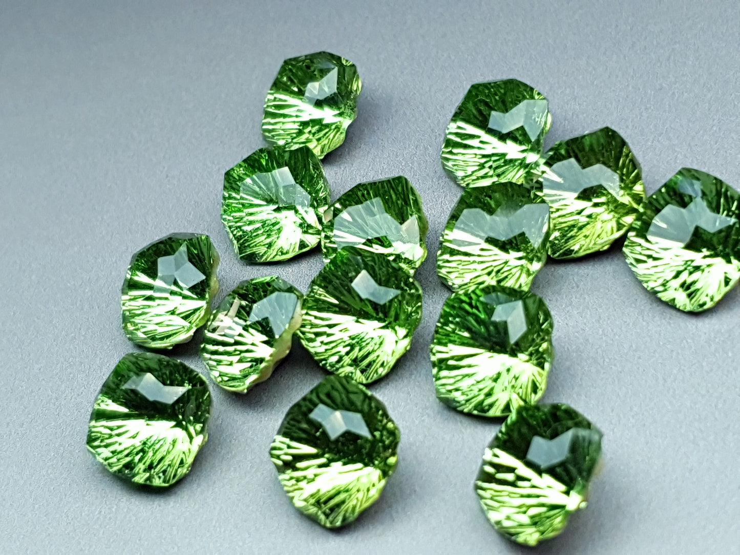 Glass crystal - square - 10 mm - solid green starburst