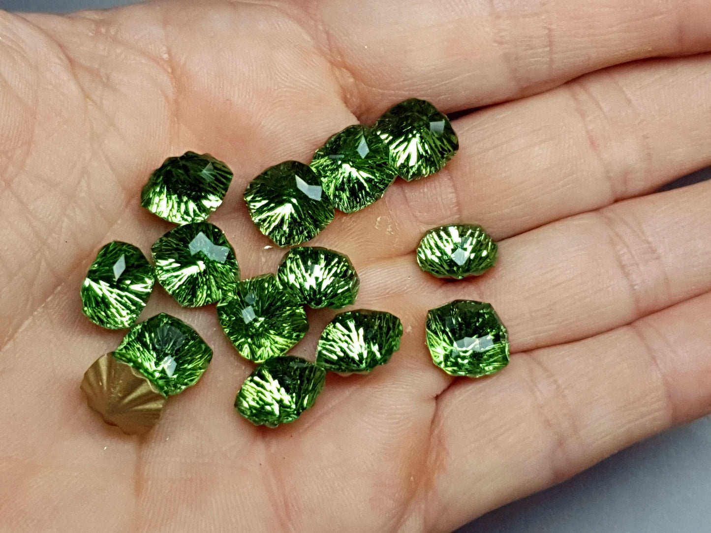 Glass crystal - square - 10 mm - solid green starburst