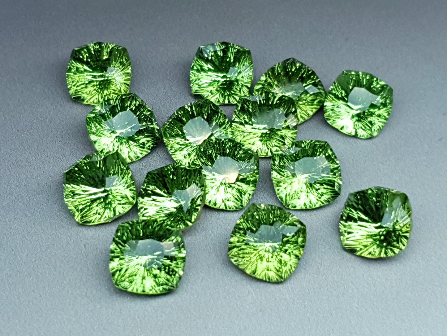Glass crystal - square - 10 mm - solid green starburst