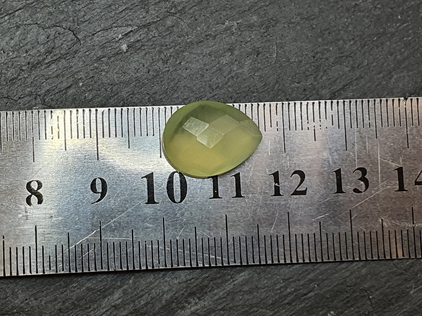 Chalcedony - puffy pear - 16 mm - green