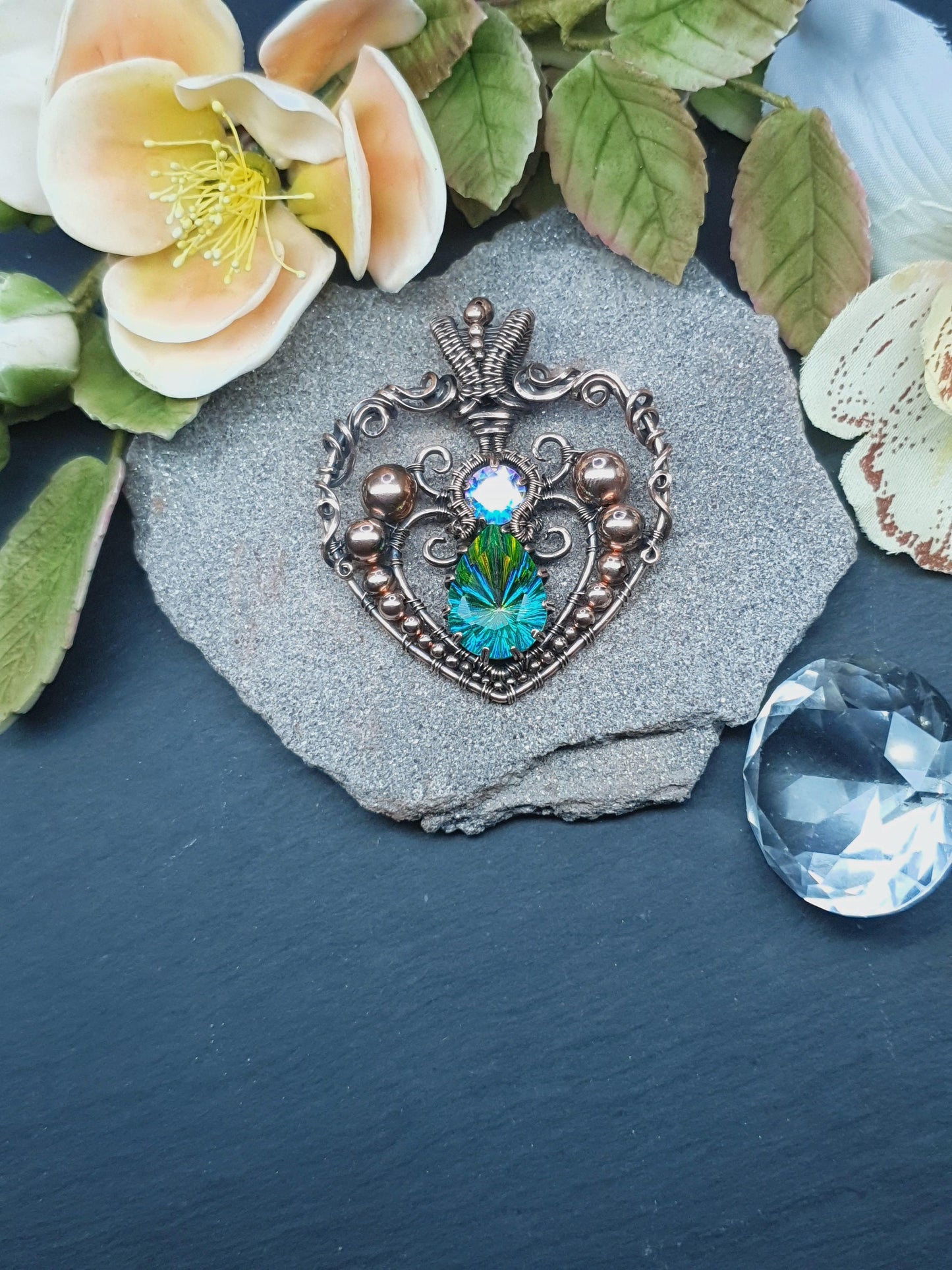 Elegant heart copper pendant 'Tama'