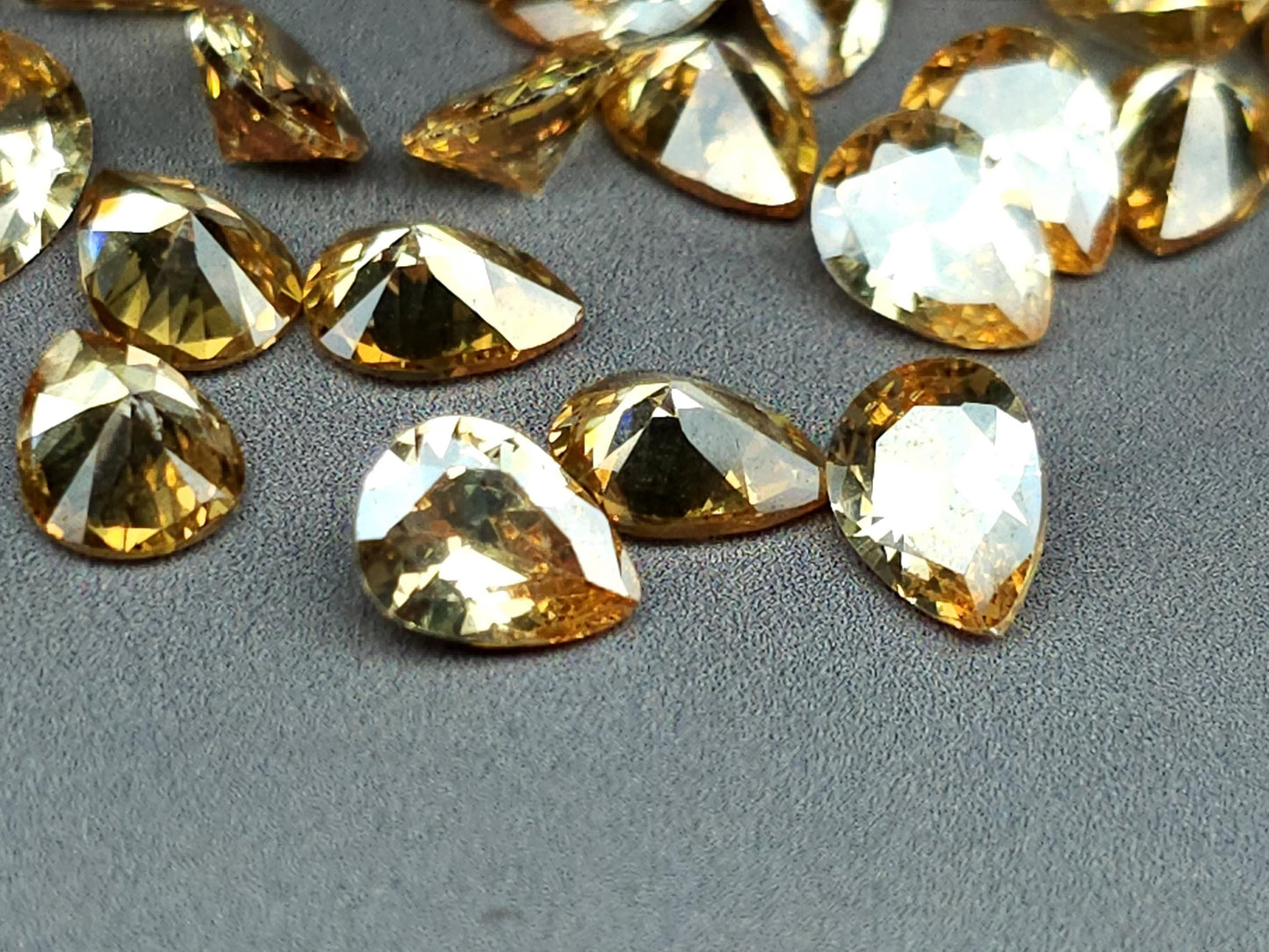 Cubic zirconia - Champagne - 8 mm - pear facet cut