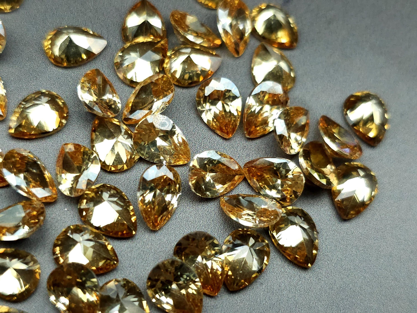 Cubic zirconia - Champagne - 8 mm - pear facet cut